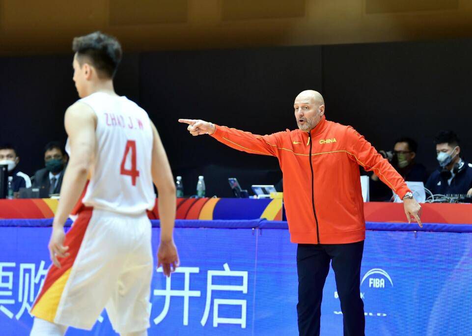 沃格尔:防守能使我们赢球 关键球也是NBA常规赛，凭借着布克的绝杀，太阳客场116-113险胜尼克斯。